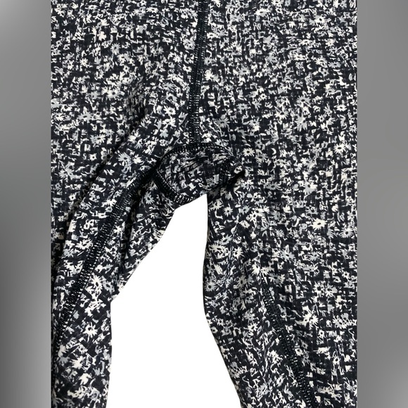 lululemon | size 4 Wunder Under HR 7/8 Tight in Daisy Dust Alpine White Black - Picture 6 of 8